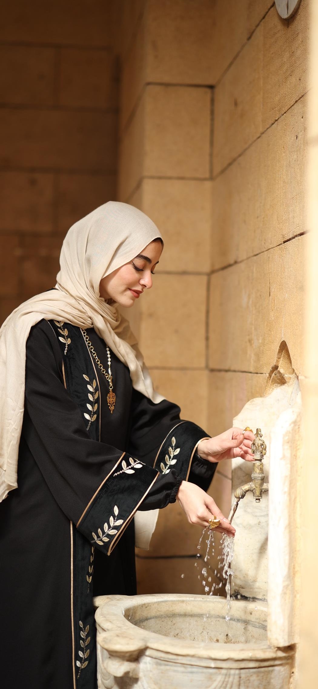 Abaya Set of Amira Arabia in Black