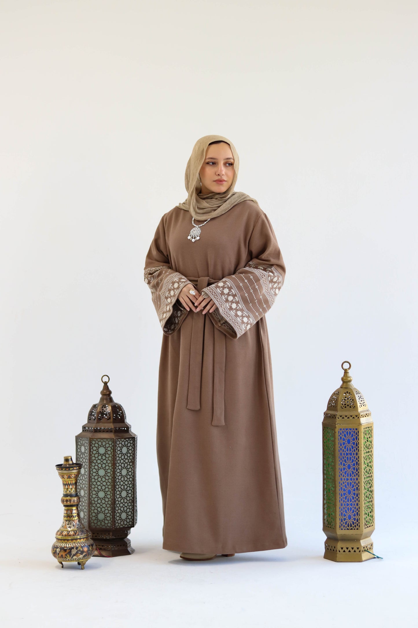 Deebaje Abaya in Cafe