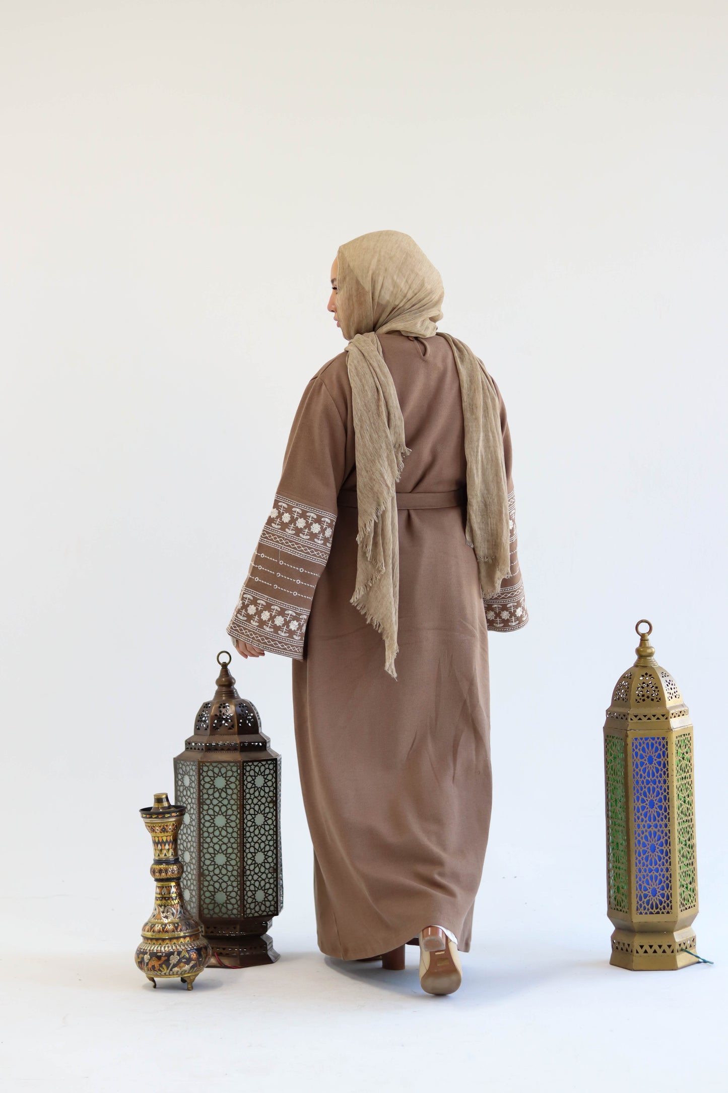 Deebaje Abaya in Cafe
