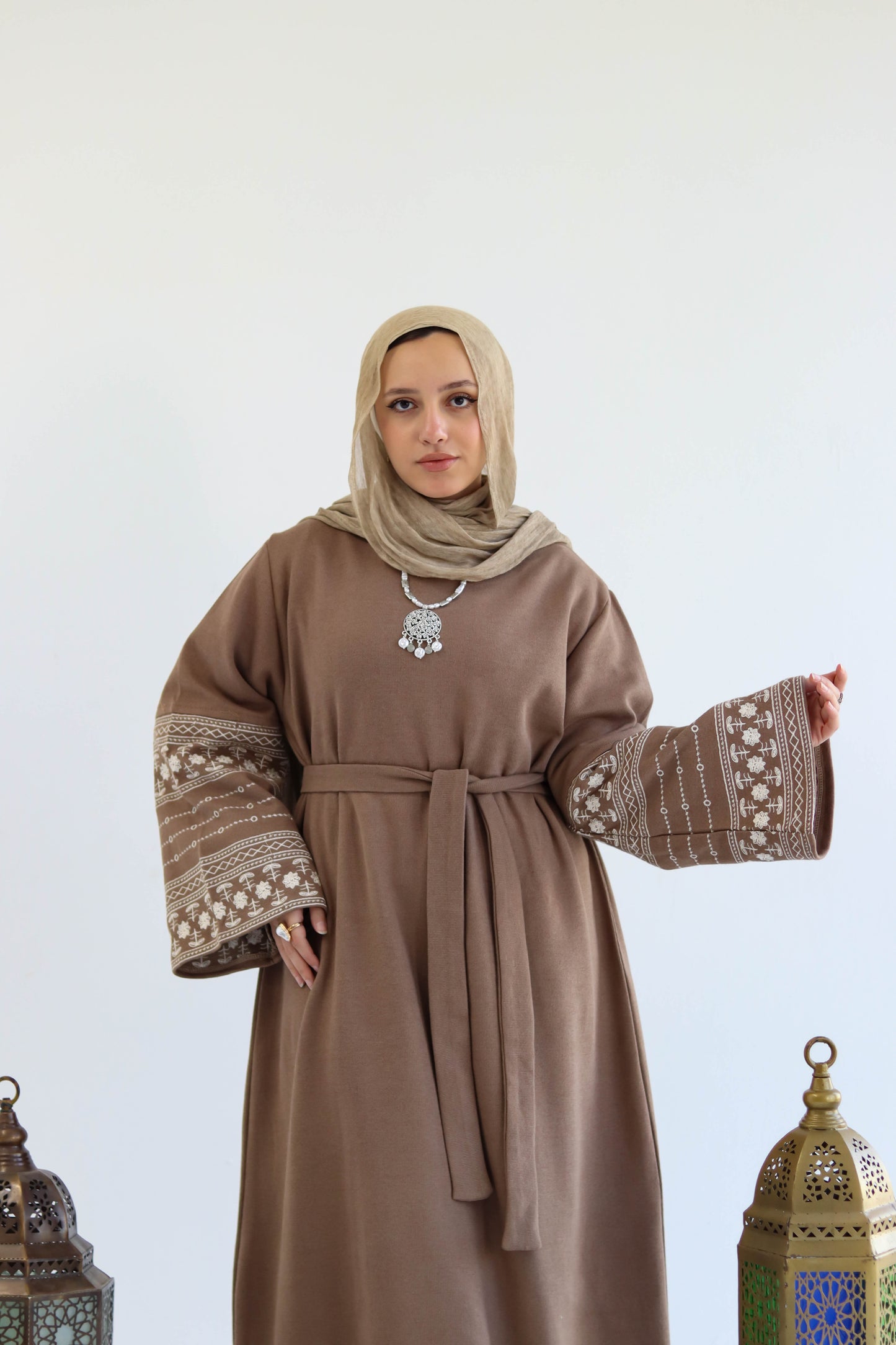 Deebaje Abaya in Cafe