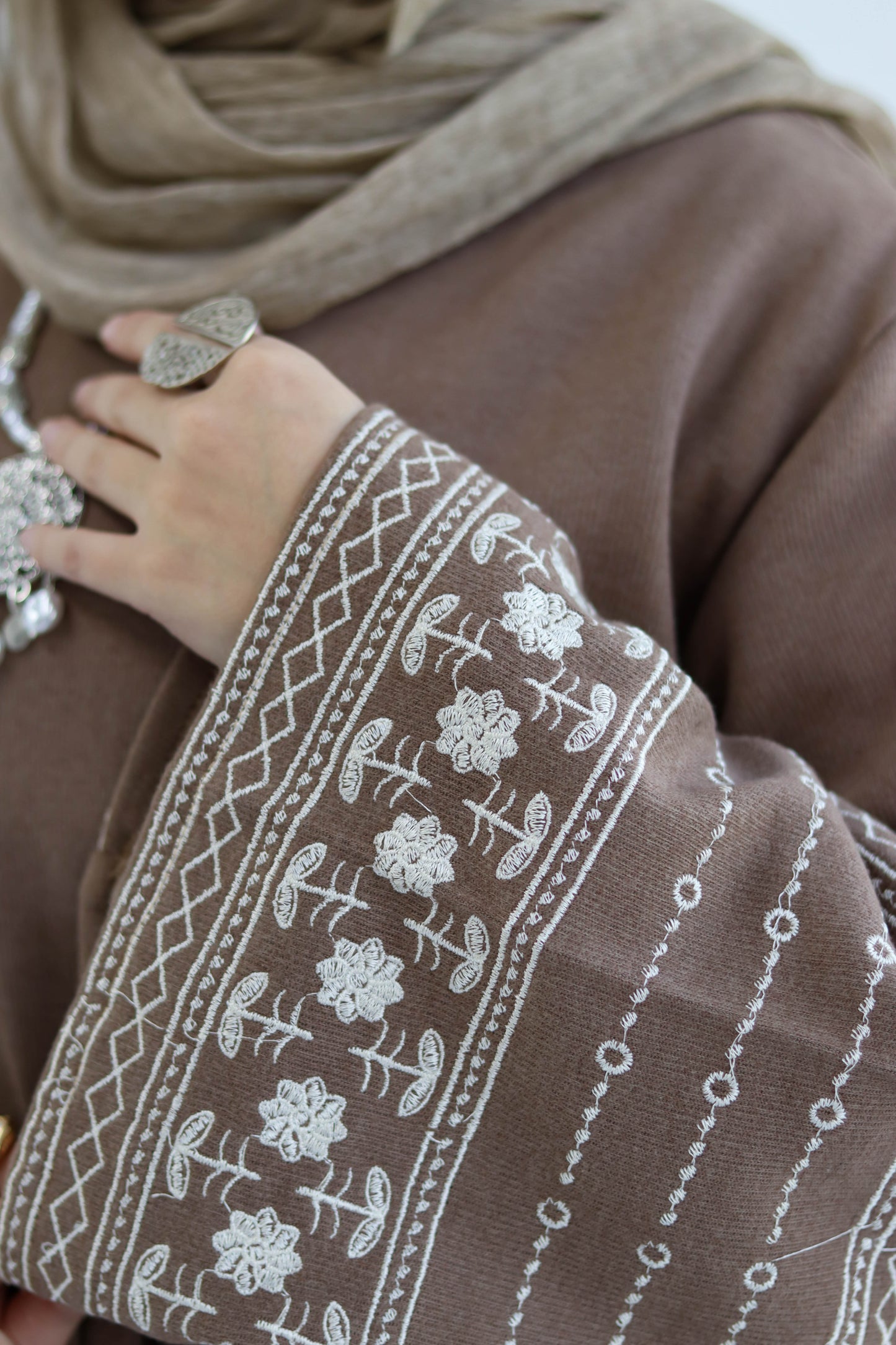 Deebaje Abaya in Cafe