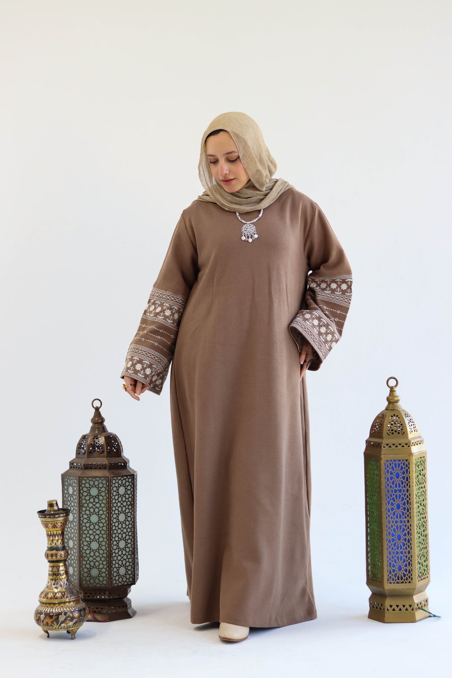 Deebaje Abaya in Cafe